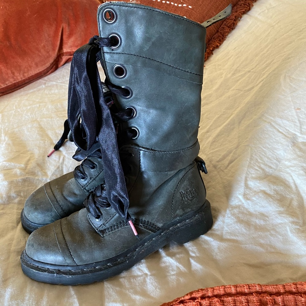 DOC Martens Triumph 12107Boots Black Plaid Lining